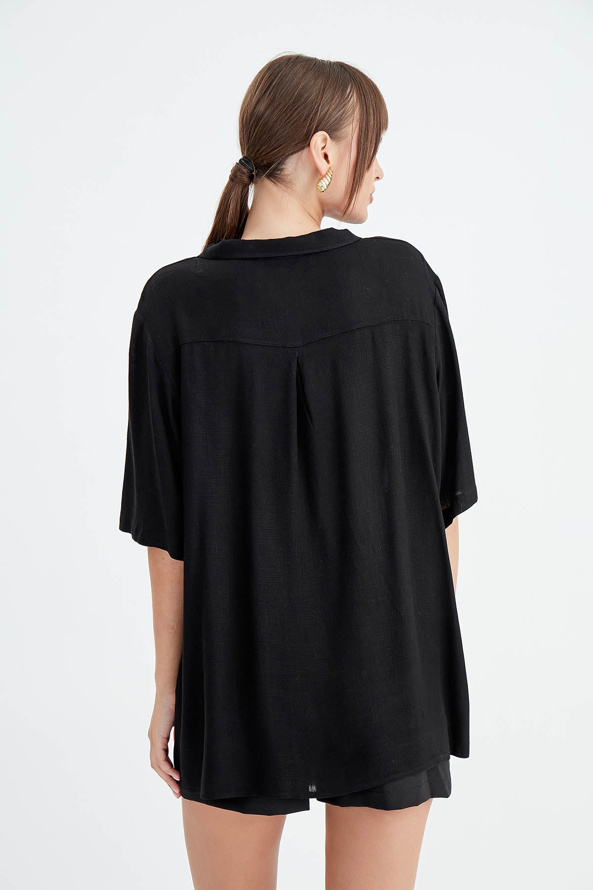 BLOUSE WITH NECK BUTTON BINDING