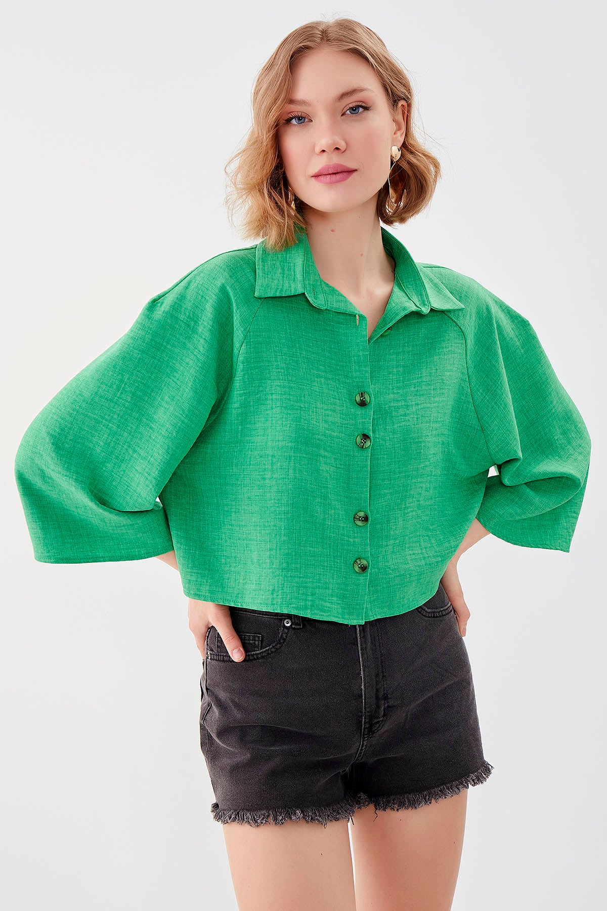 LOOSE CROP SHIRT WITH FRONT BUTTON