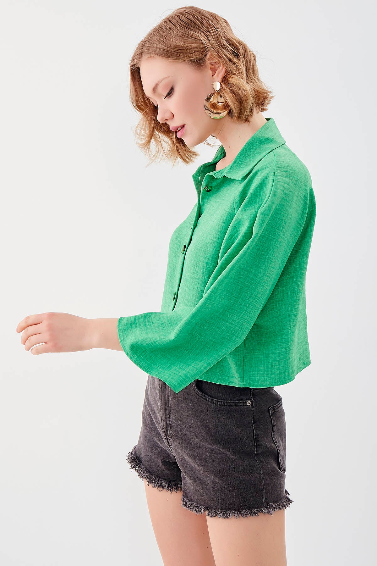 LOOSE CROP SHIRT WITH FRONT BUTTON