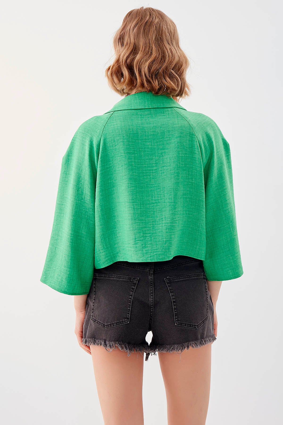 LOOSE CROP SHIRT WITH FRONT BUTTON