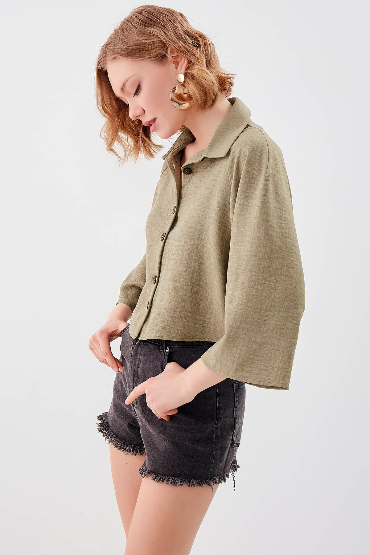 LOOSE CROP SHIRT WITH FRONT BUTTON