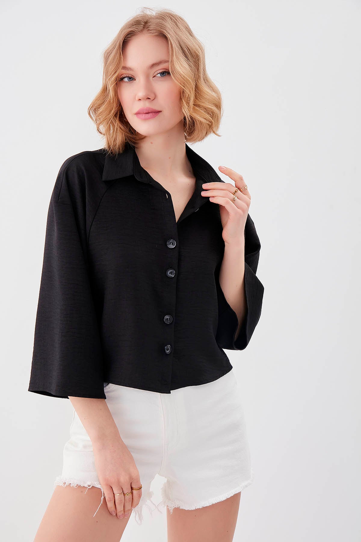 LOOSE CROP SHIRT WITH FRONT BUTTON