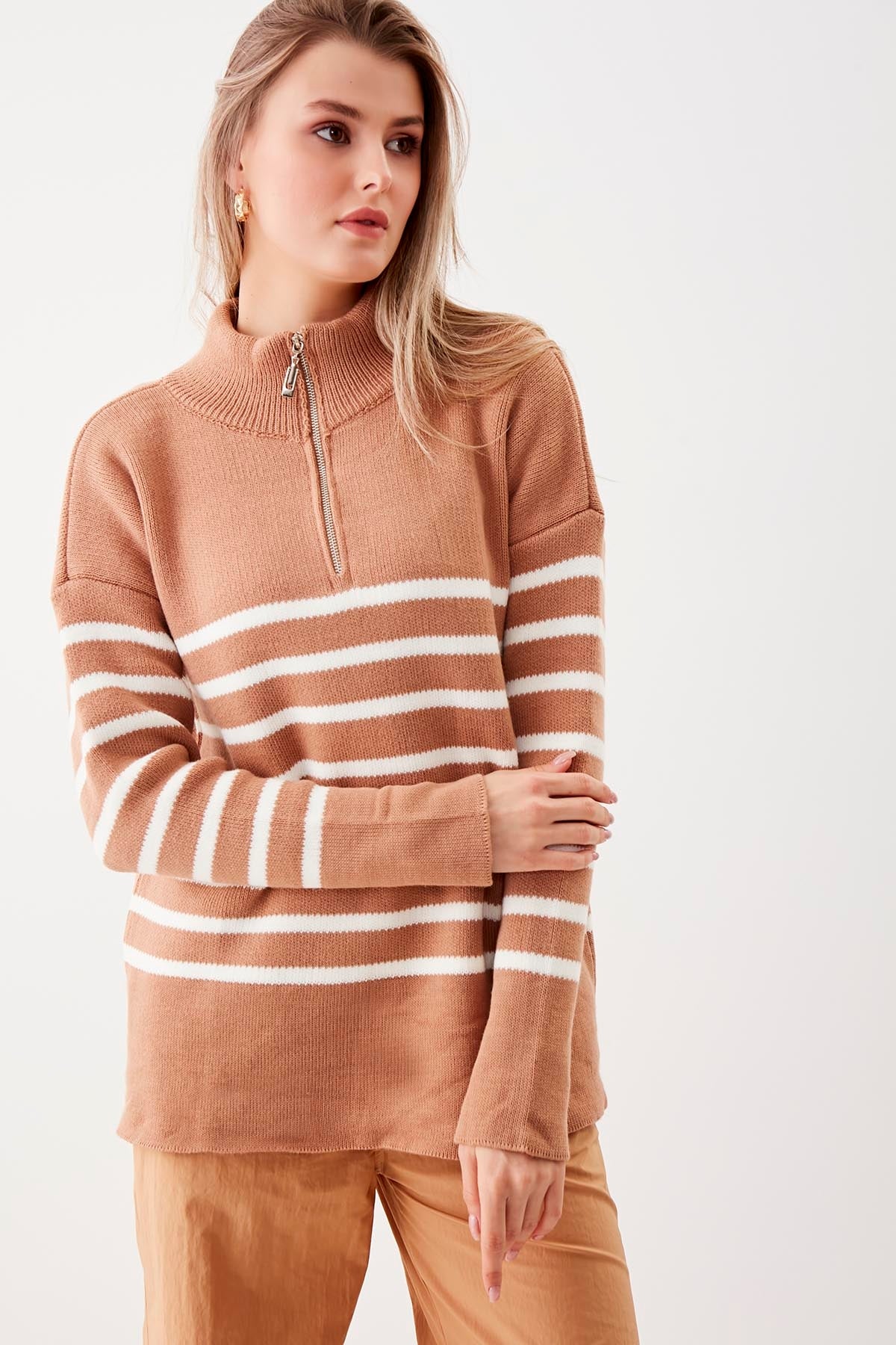 ZIPPERED RIGHT COLLAR SWEATER