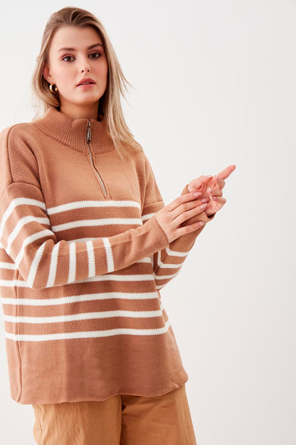 ZIPPERED RIGHT COLLAR SWEATER