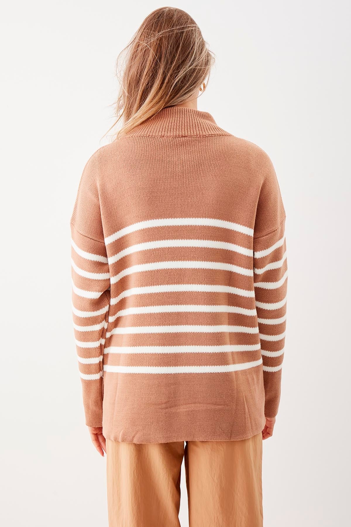 ZIPPERED RIGHT COLLAR SWEATER