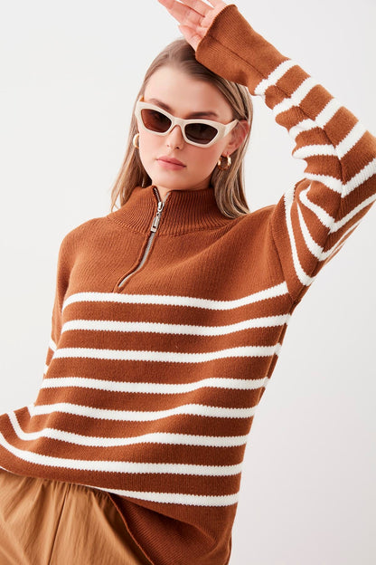 ZIPPERED RIGHT COLLAR SWEATER