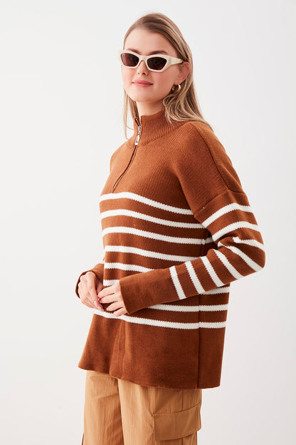 ZIPPERED RIGHT COLLAR SWEATER