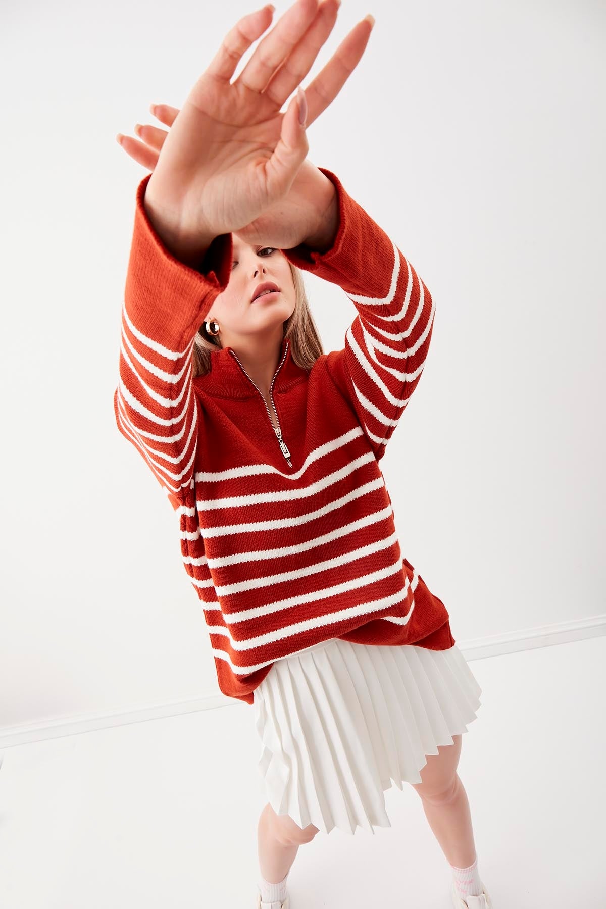 ZIPPERED RIGHT COLLAR SWEATER