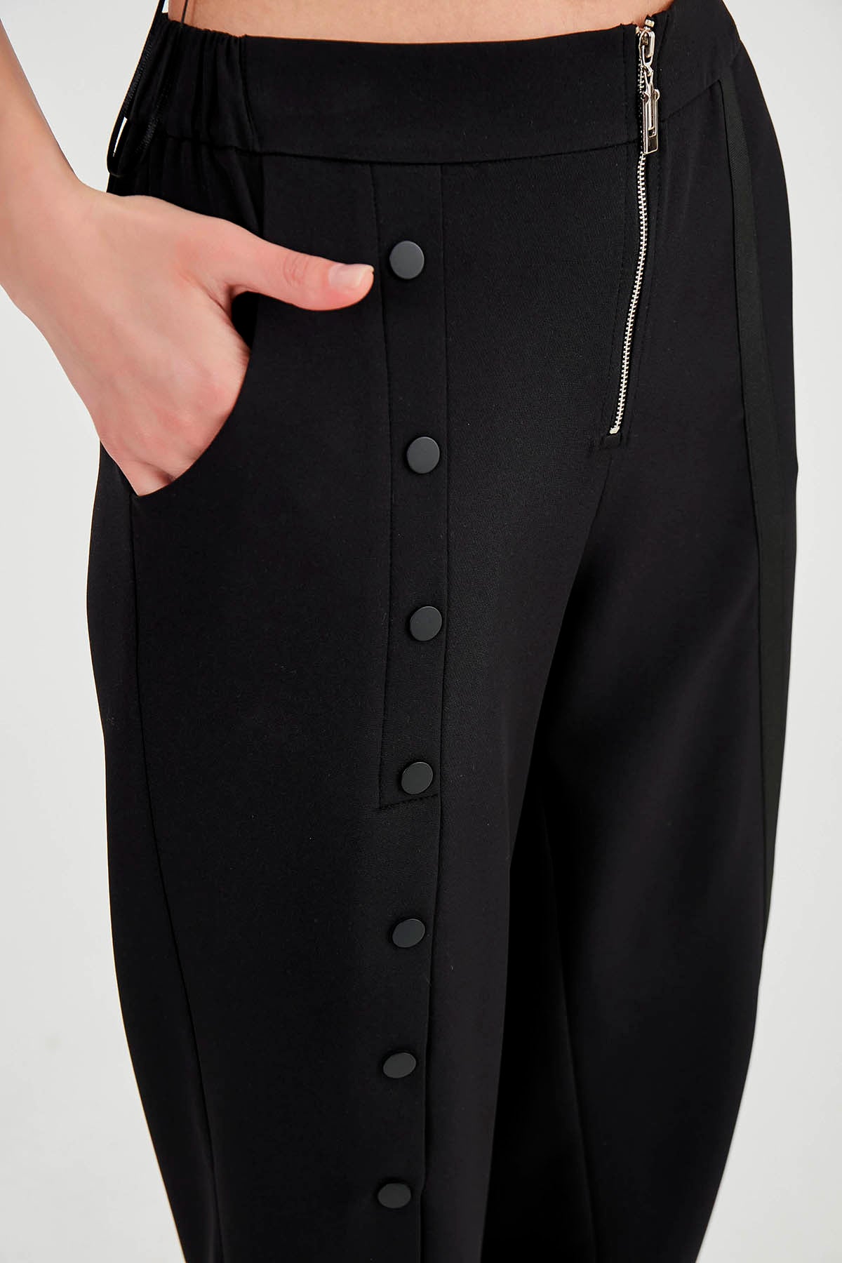 TROUSERS WITH ZIPPERED BUTTONS