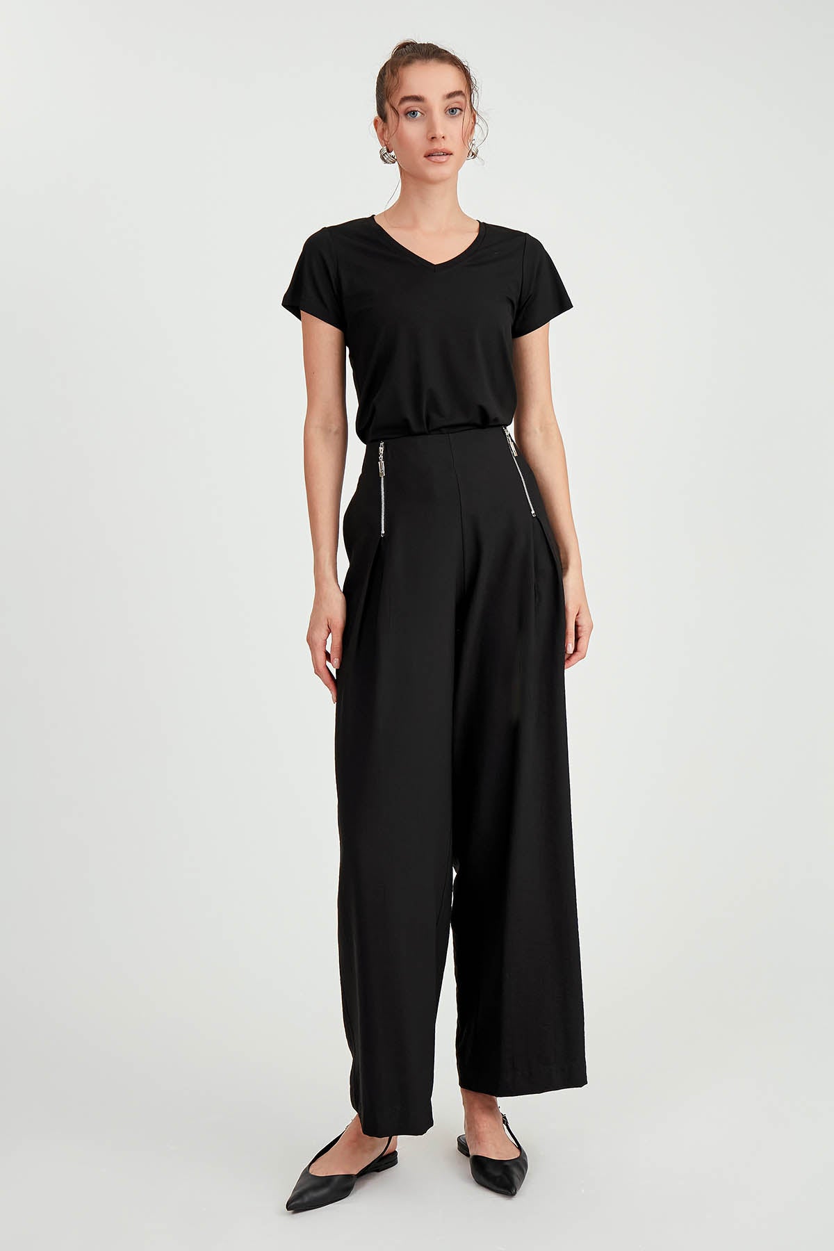 WIDE-ASPECT TROUSERS WITH ZIPPERED FRONT
