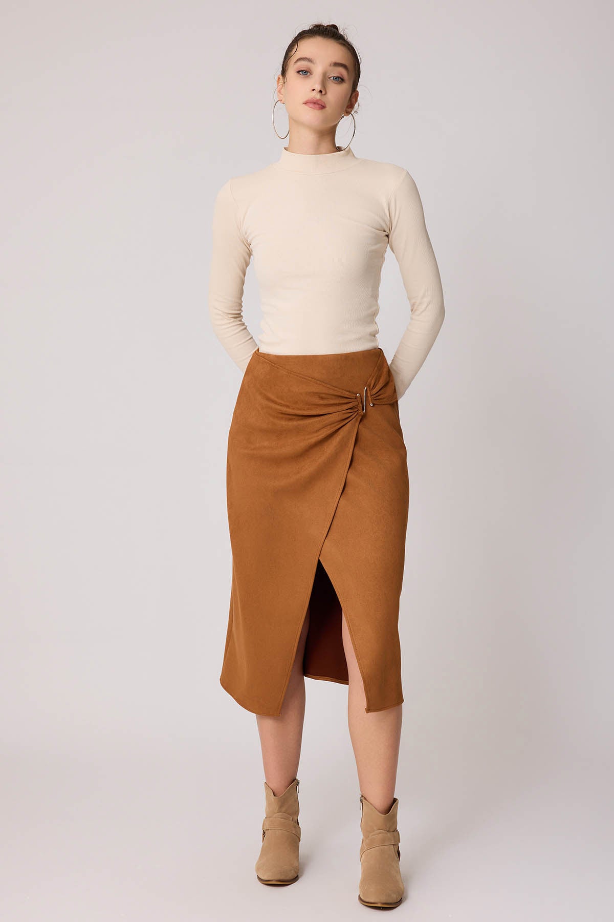 SKIRT WITH FRONT BUCKLE SPLIT