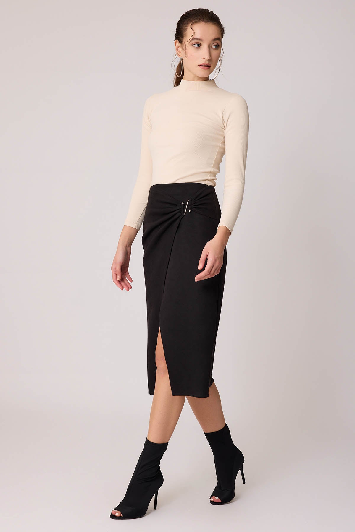 SKIRT WITH FRONT BUCKLE SPLIT