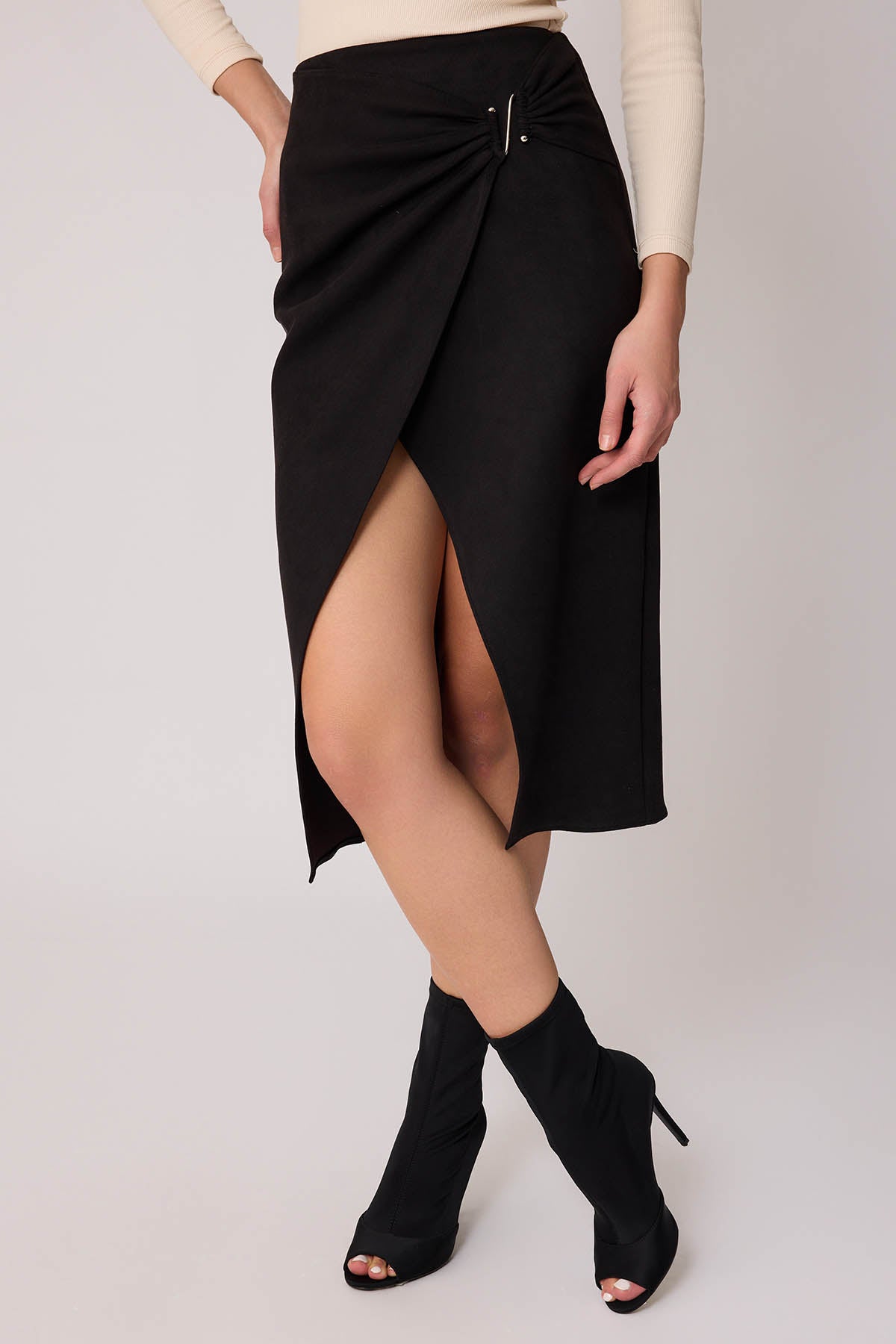 SKIRT WITH FRONT BUCKLE SPLIT