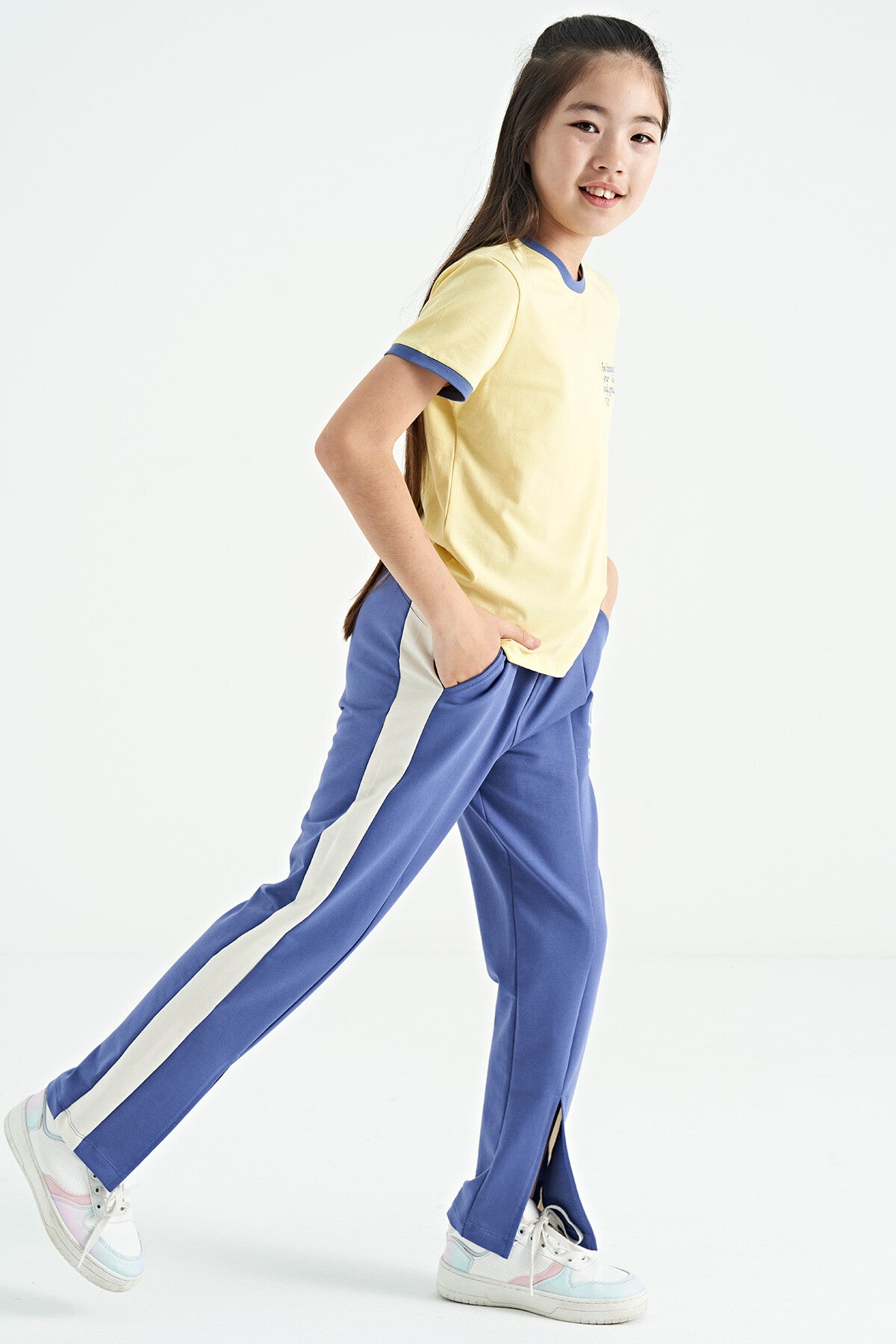 Light Purple Script Embroidered Detailed Laced Relax Fit Girls' Tracksuit Bottom - 75121