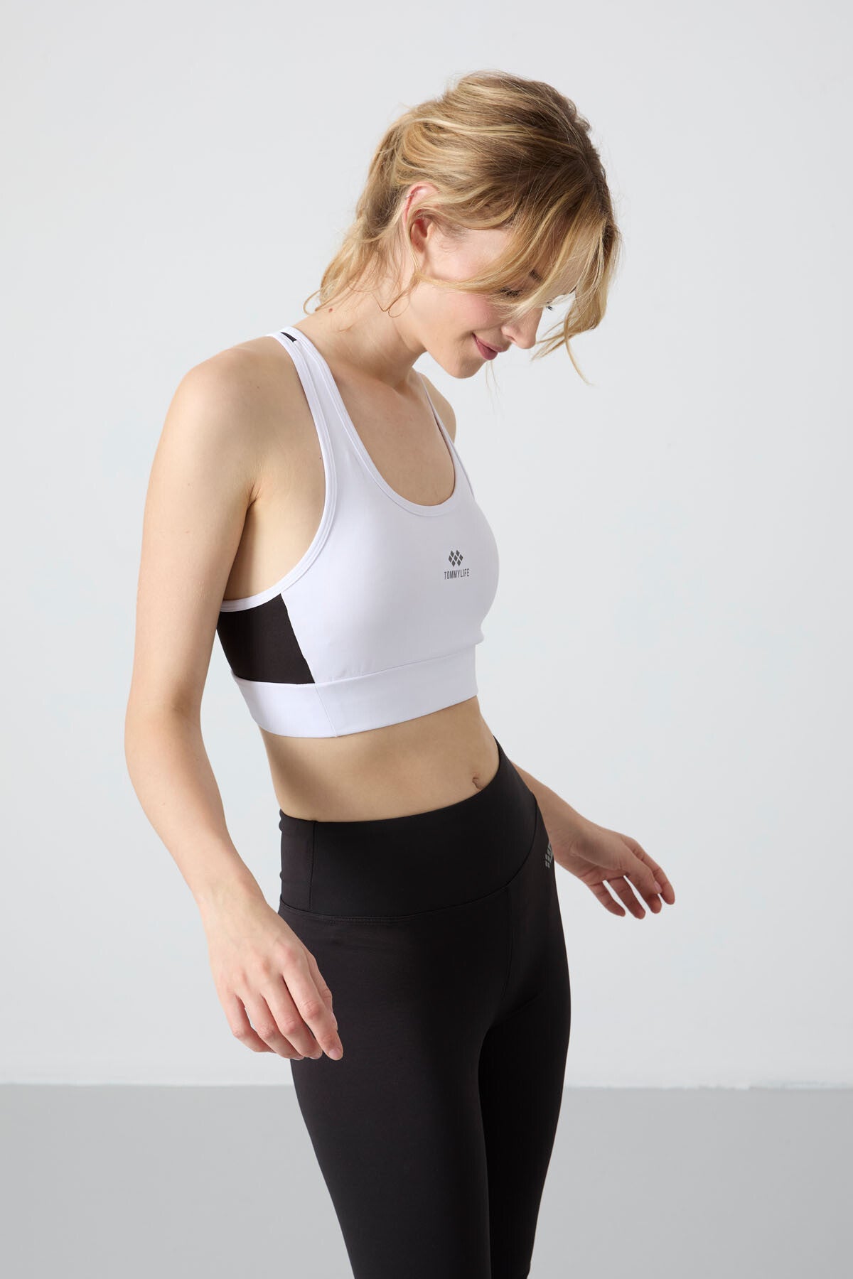 White Cross Back Detailed Slim Fit U Collar Padded Women's Sports Bra - 97121