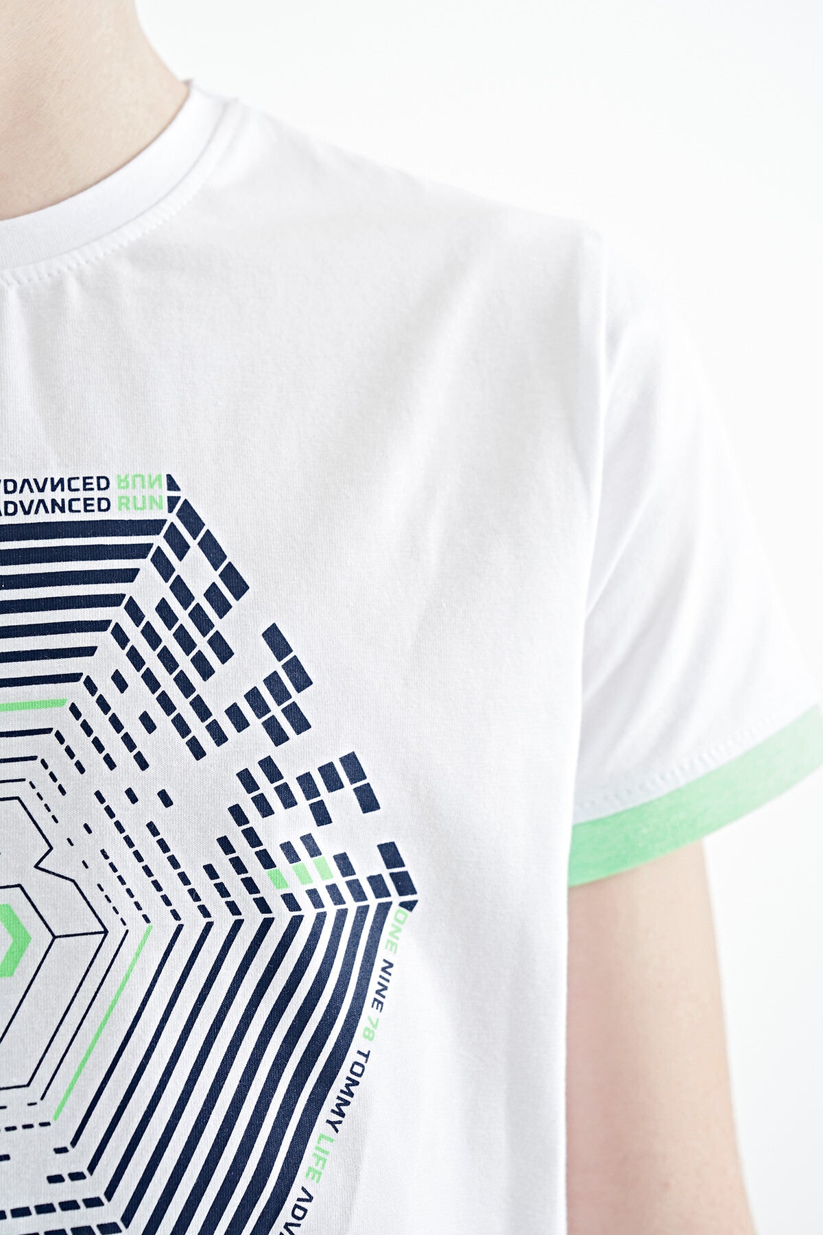 Colorful Detailed Printed Standard Cut White Cuffed Sleeve Boys' T-Shirt - 11156