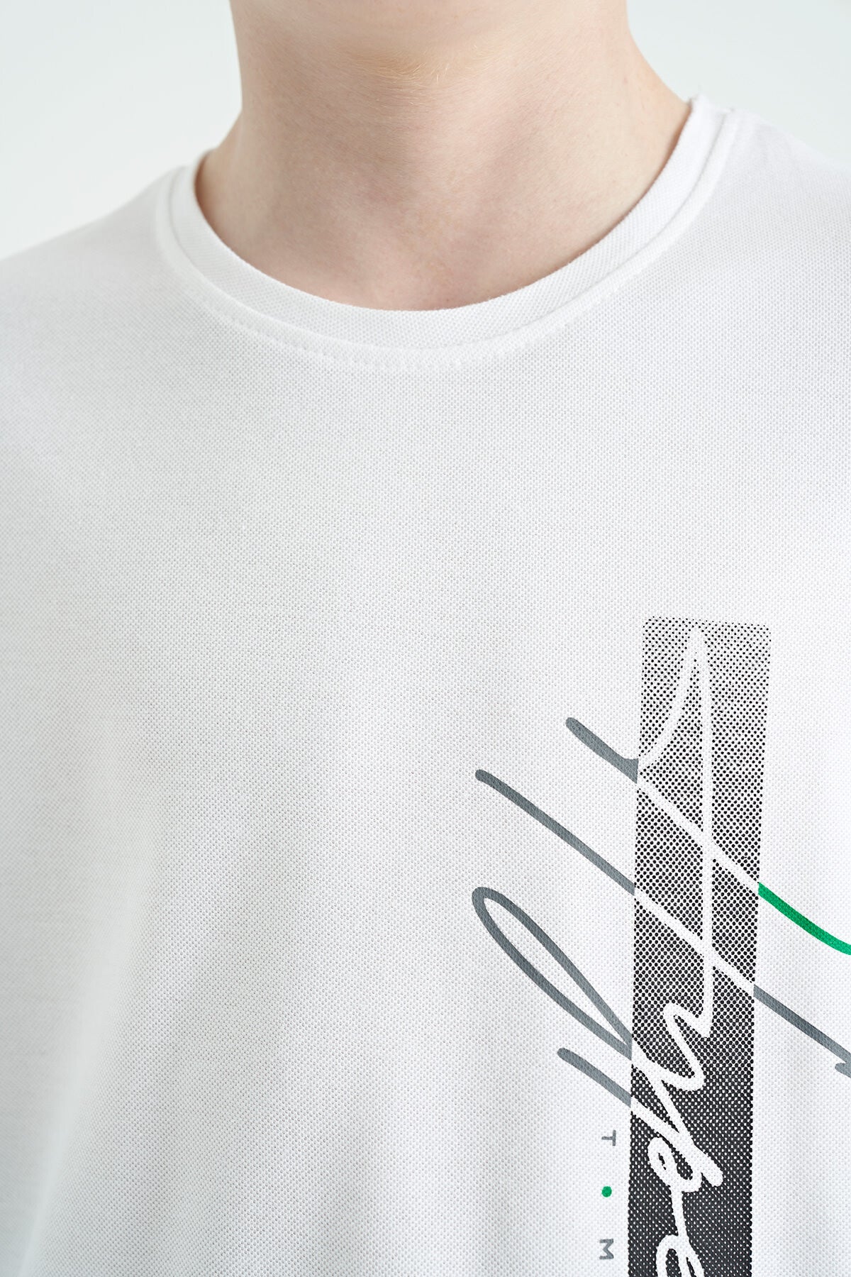 White Print Letter O Collar Standard Fit Boys T-Shirt - 11119