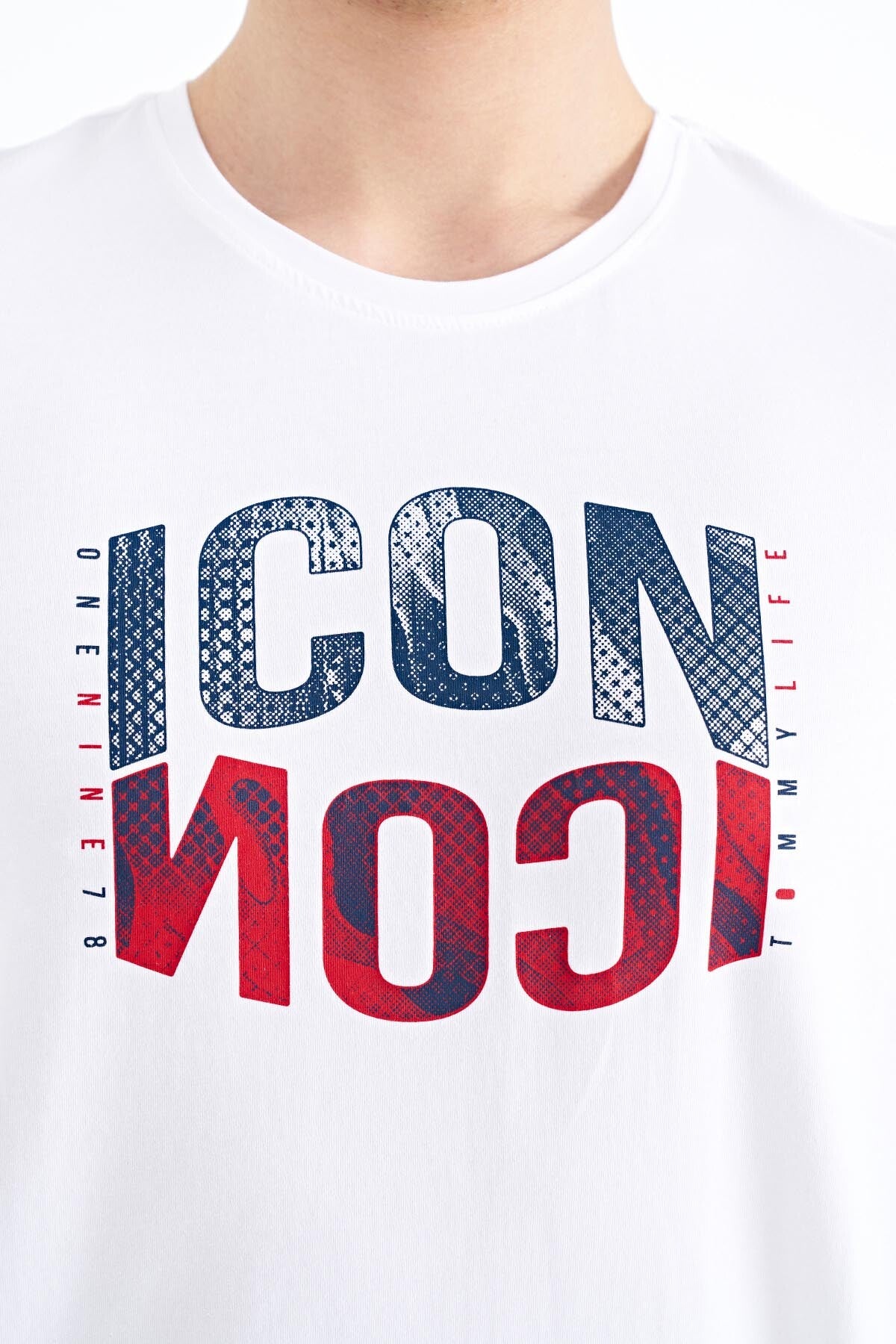 White Print Letter O Collar Standard Fit Men's T-Shirt - 88174