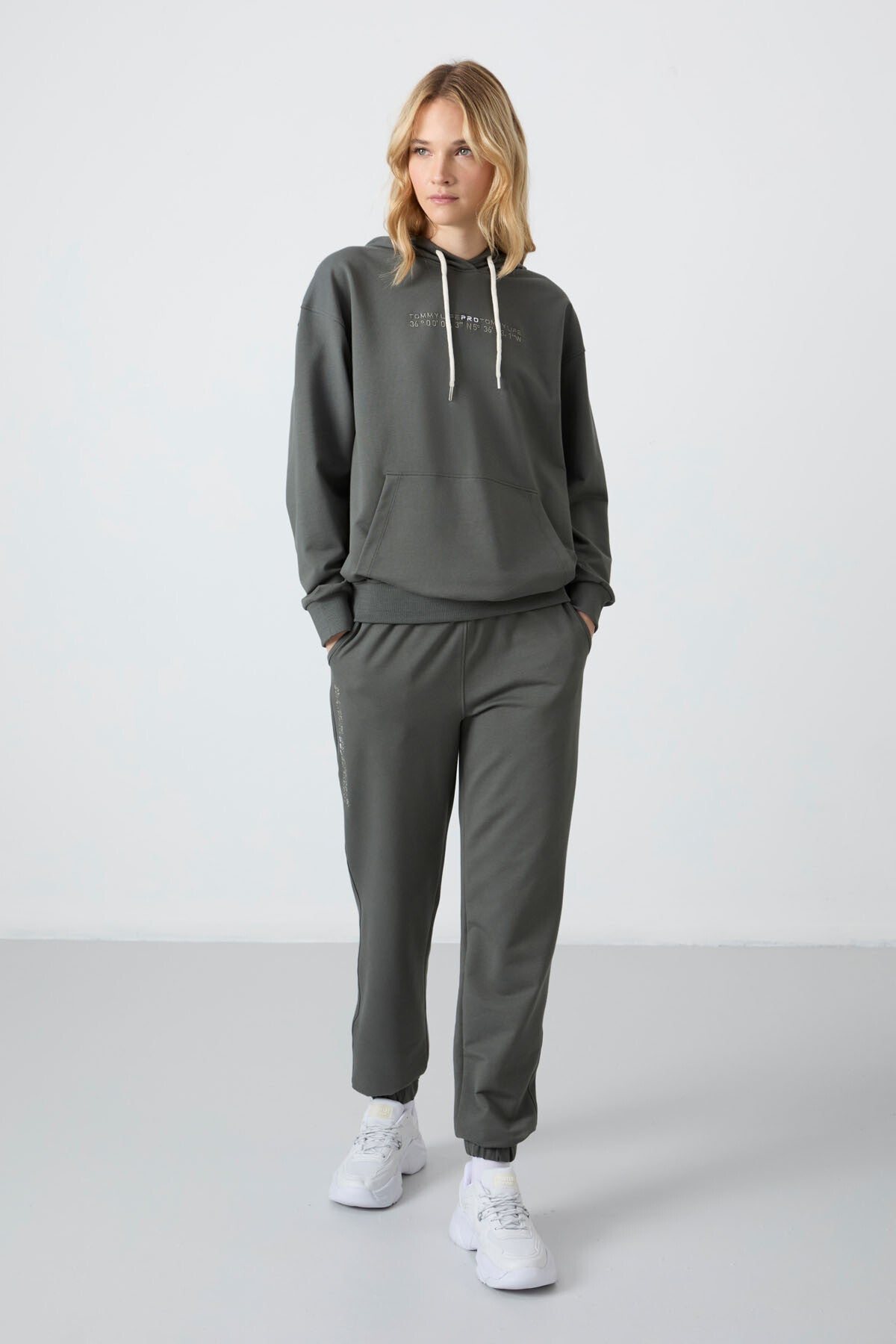 Hooded Kangaroo Pocket Oversize Elastic Cuffed Women's Tracksuit Set - 95288