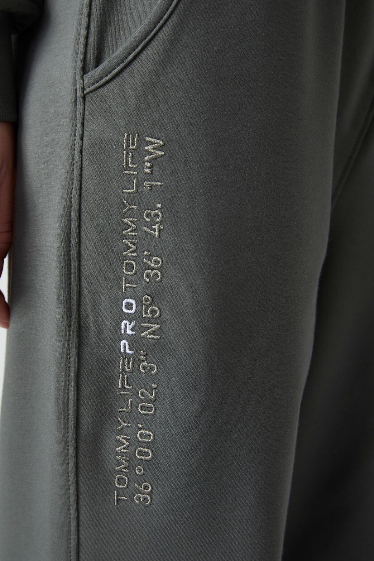 Hooded Kangaroo Pocket Oversize Elastic Cuffed Women's Tracksuit Set - 95288