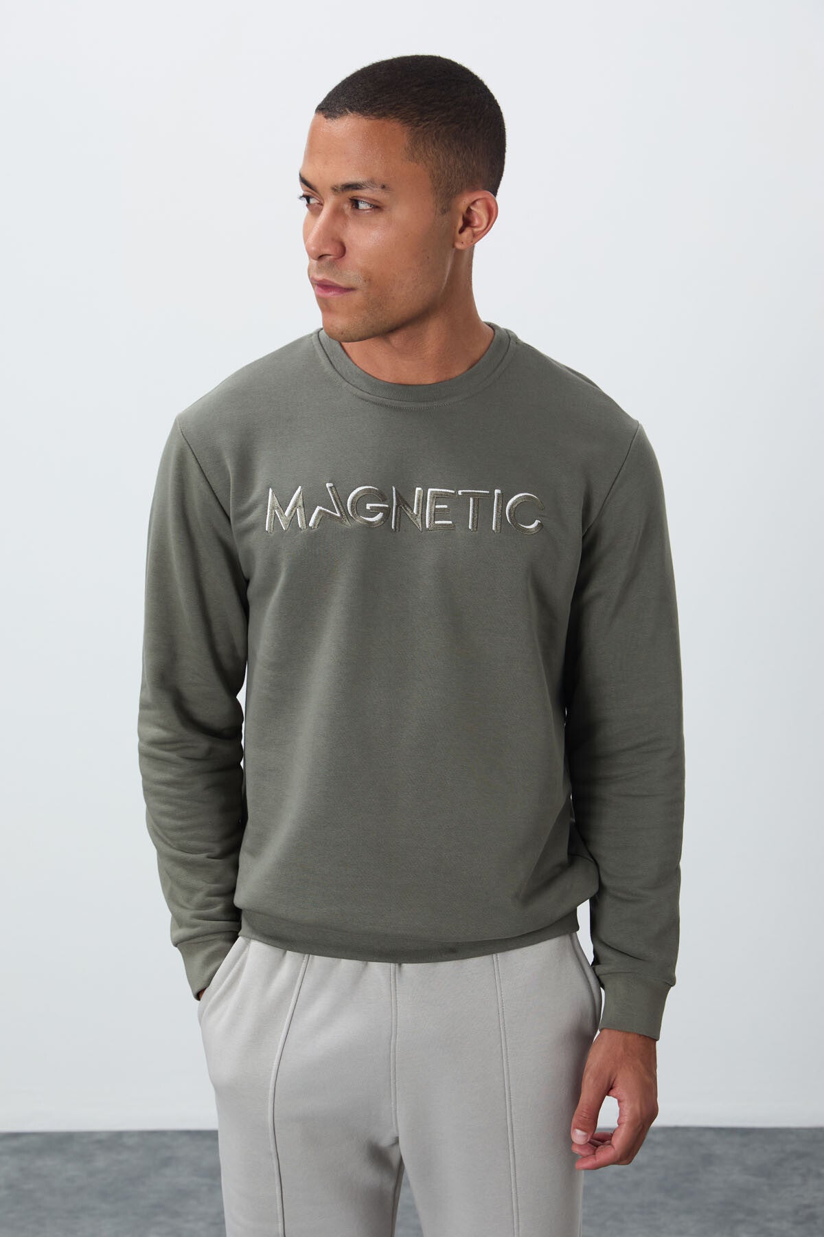 Embroidered O Collar Comfort Fit Fleece-Lined Men's Sweatshirt - 88020