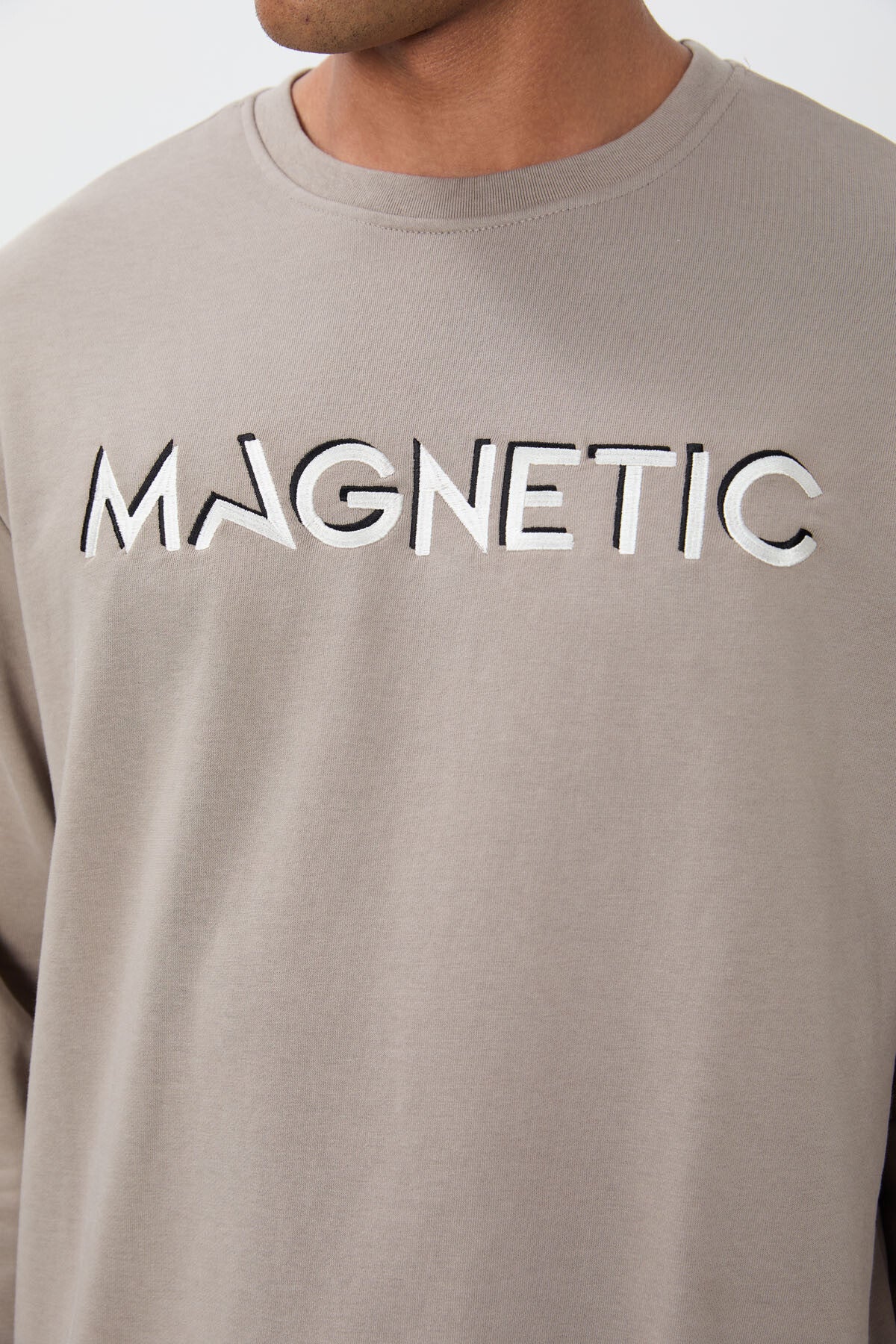 Camel Print Embroidered O Neck Comfort Fit Fleece Lined Men's Sweatshirt - 88020