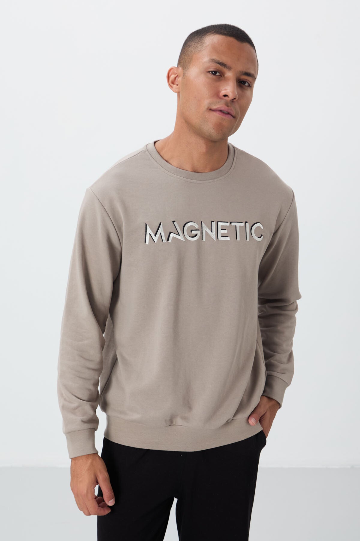 Camel Print Embroidered O Neck Comfort Fit Fleece Lined Men's Sweatshirt - 88020