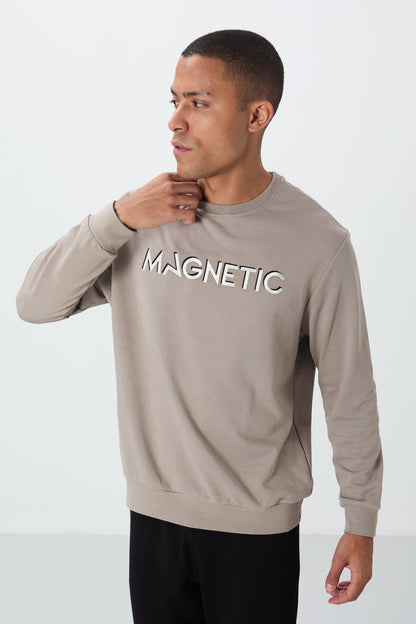 Camel Print Embroidered O Neck Comfort Fit Fleece Lined Men's Sweatshirt - 88020