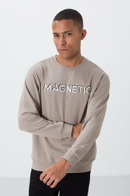 Camel Print Embroidered O Neck Comfort Fit Fleece Lined Men's Sweatshirt - 88020