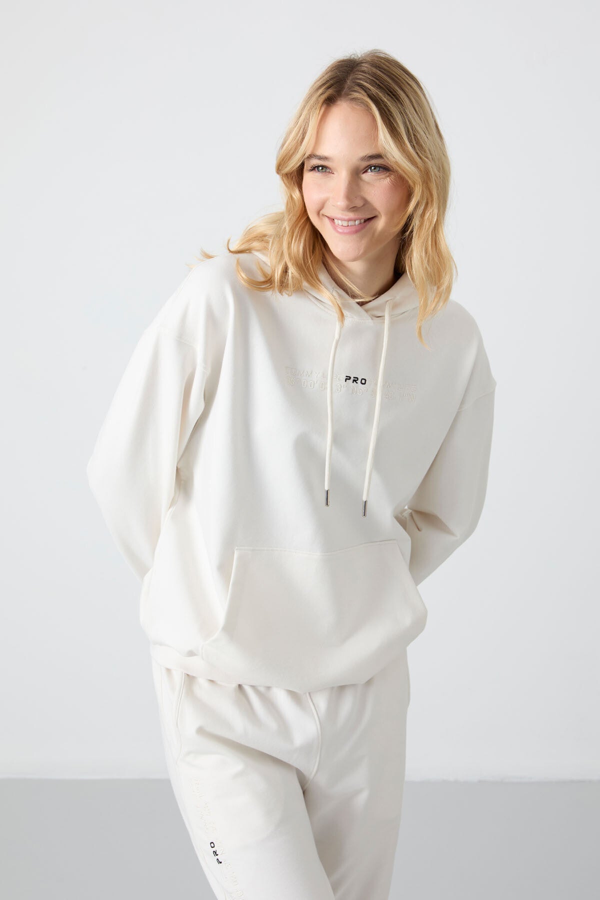 Hooded Kangaroo Pocket Oversize Elastic Cuffed Women's Tracksuit Set - 95288