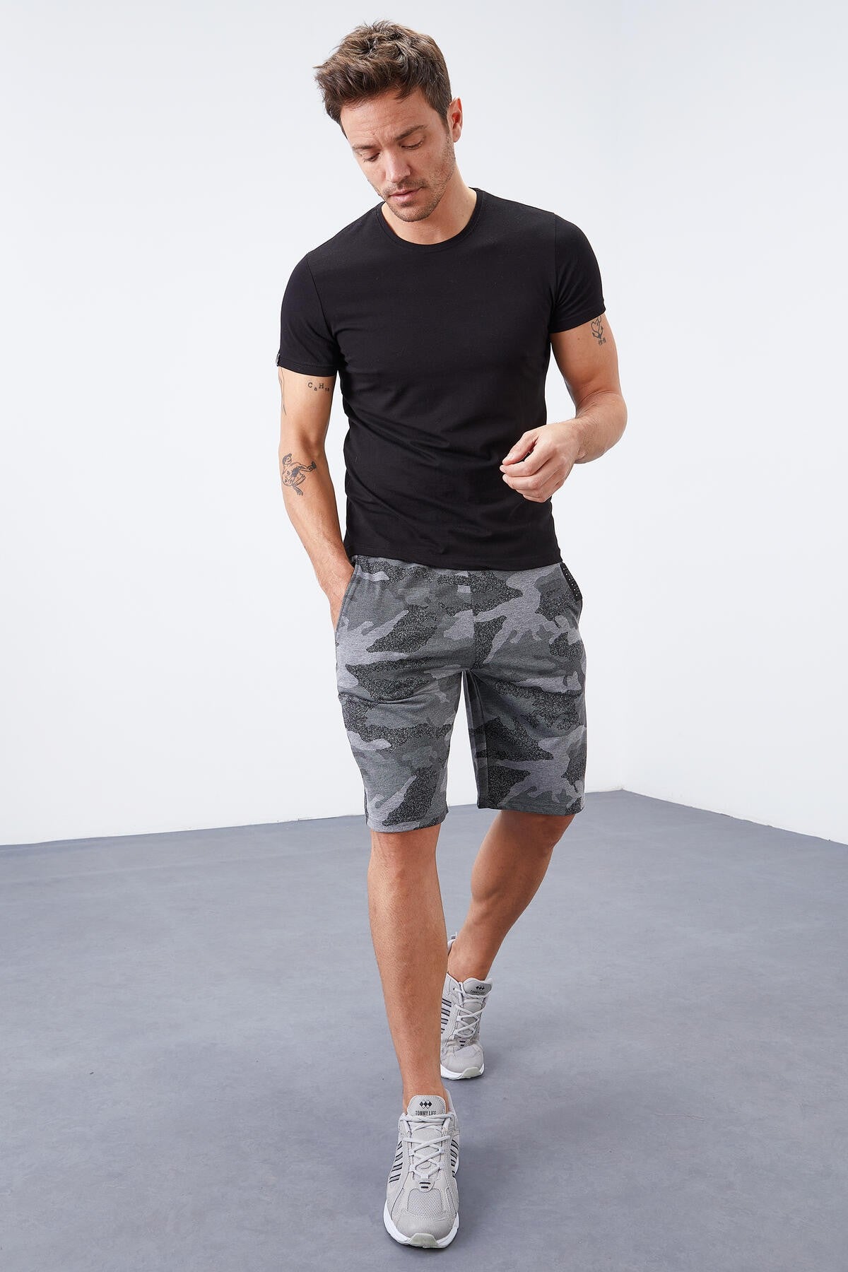 Grey Melange Camouflage Pattern Pocketed Standard Fit Men's Shorts - 81126