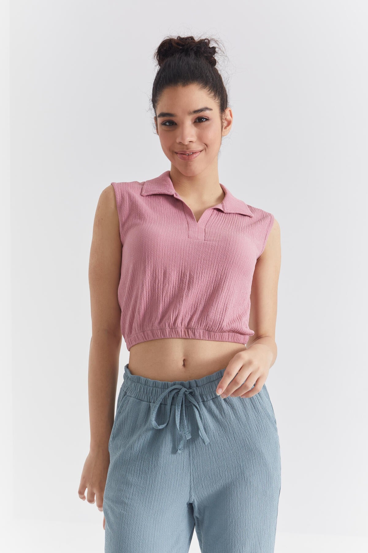 Dried Rose Polo Collar Beli Elastane Crinkle Fabric Women's Crop Top T-Shirt - 97223