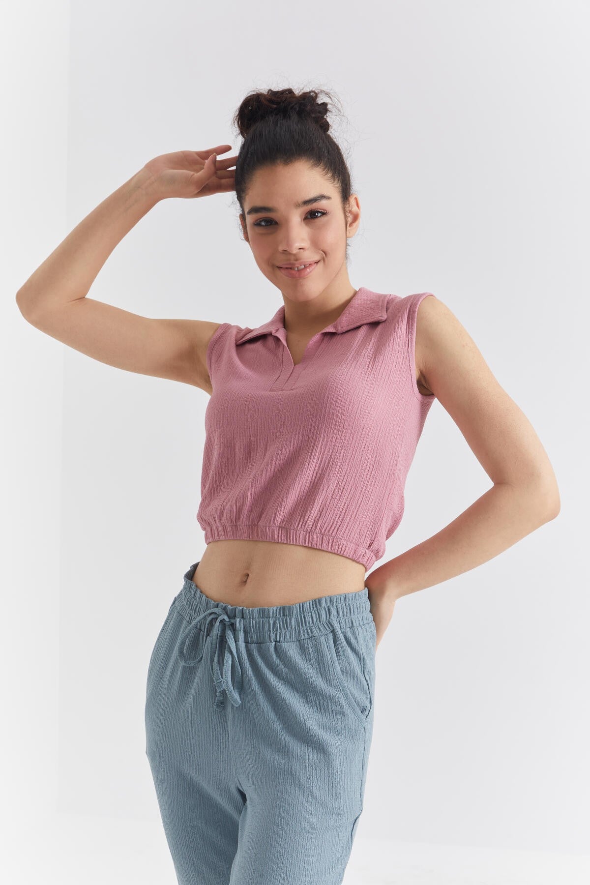 Dried Rose Polo Collar Beli Elastane Crinkle Fabric Women's Crop Top T-Shirt - 97223