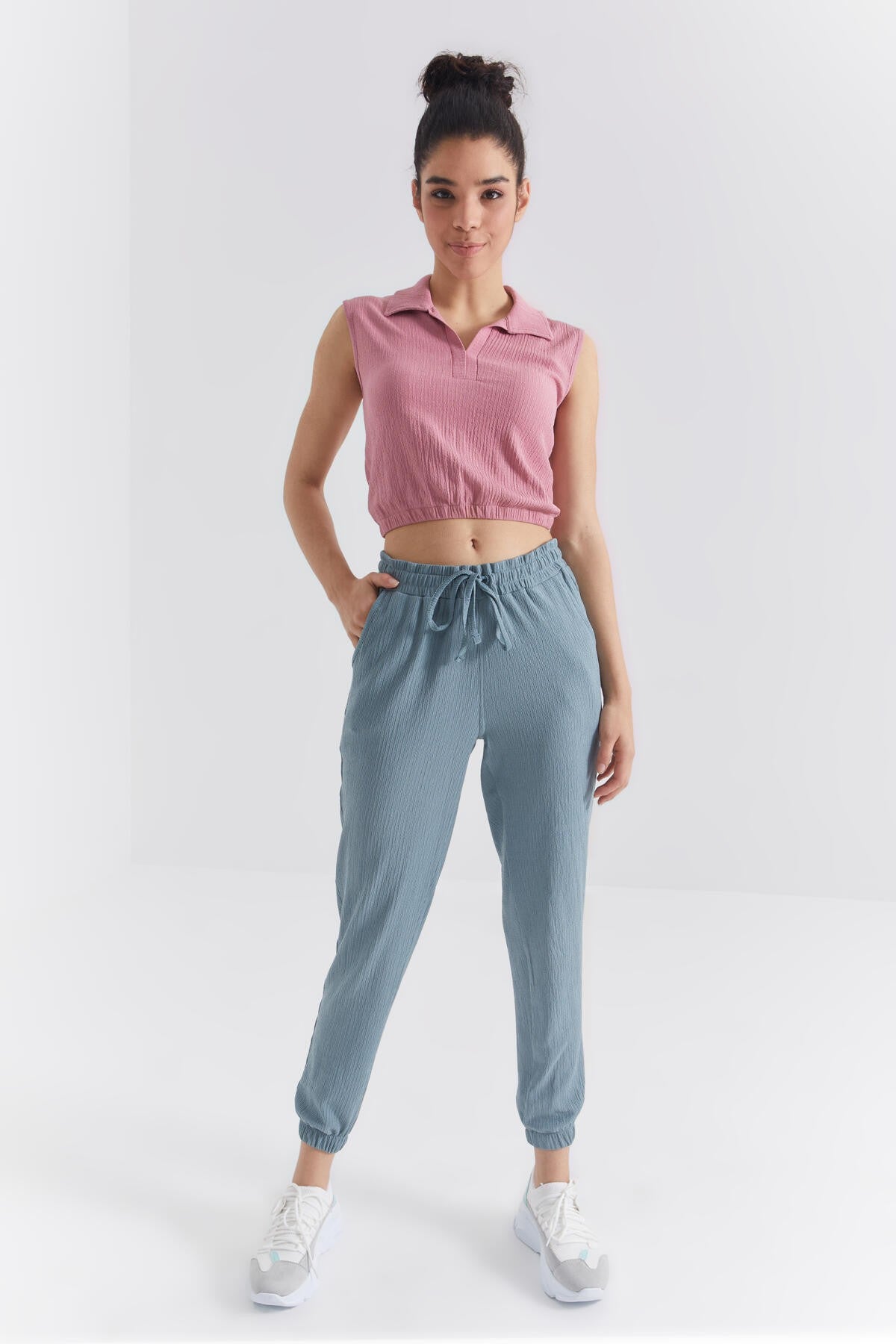 Dried Rose Polo Collar Beli Elastane Crinkle Fabric Women's Crop Top T-Shirt - 97223