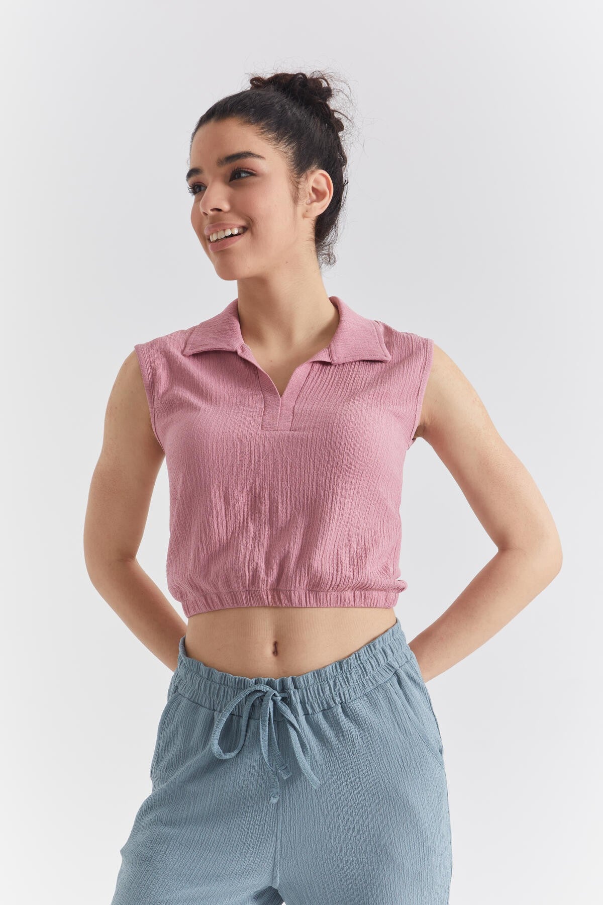 Dried Rose Polo Collar Beli Elastane Crinkle Fabric Women's Crop Top T-Shirt - 97223