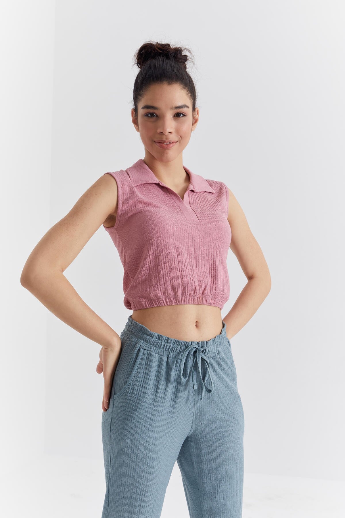 Dried Rose Polo Collar Beli Elastane Crinkle Fabric Women's Crop Top T-Shirt - 97223