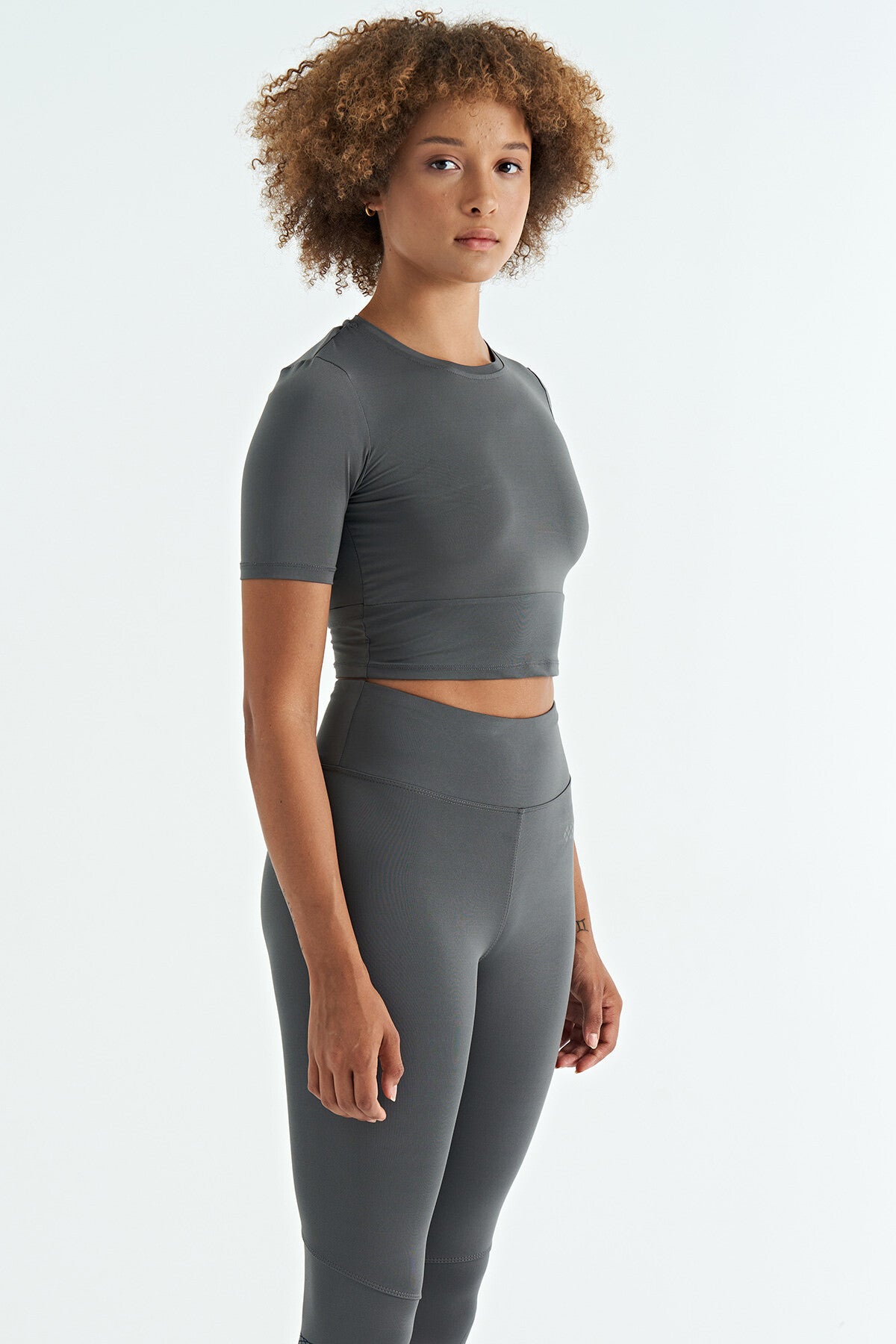 Dark Grey Backless Standard Fit O Collar Women's Crop T-Shirt - 97265