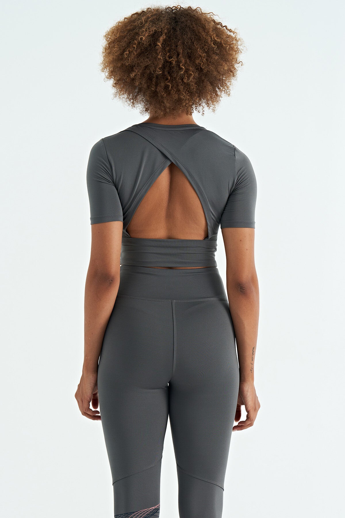 Dark Grey Backless Standard Fit O Collar Women's Crop T-Shirt - 97265