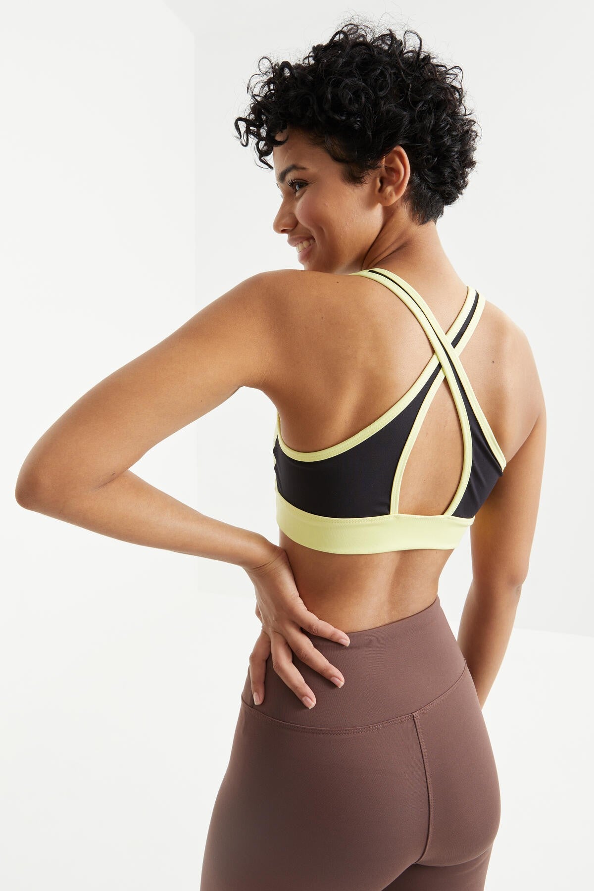Lemon Cross Back Detailed Slim Fit U Collar Padded Women's Sports Bra - 97121