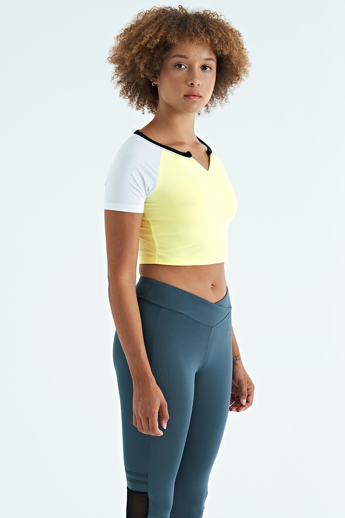 Lemon Color Block Logo Printed O Collar Slim Fit Women's Crop T-Shirt - 97270