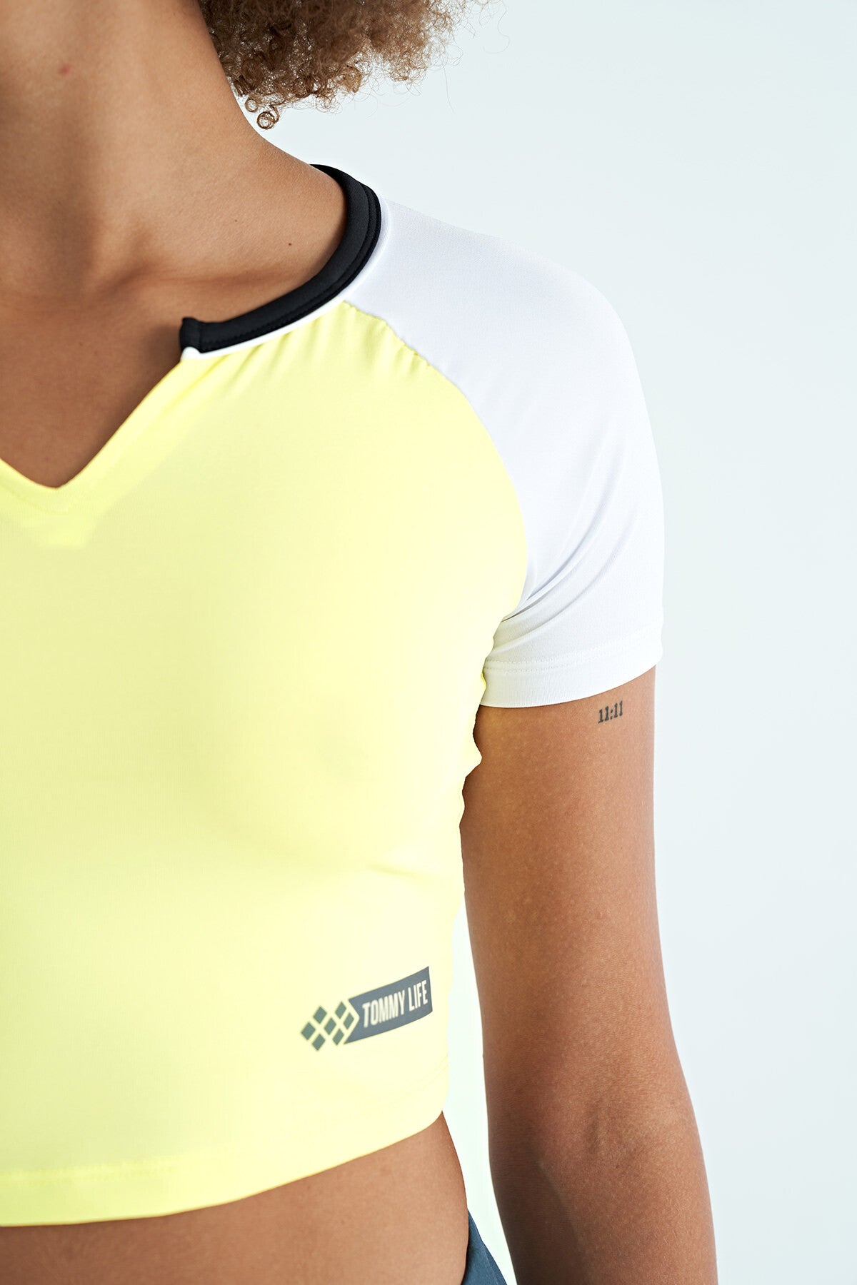 Lemon Color Block Logo Printed O Collar Slim Fit Women's Crop T-Shirt - 97270