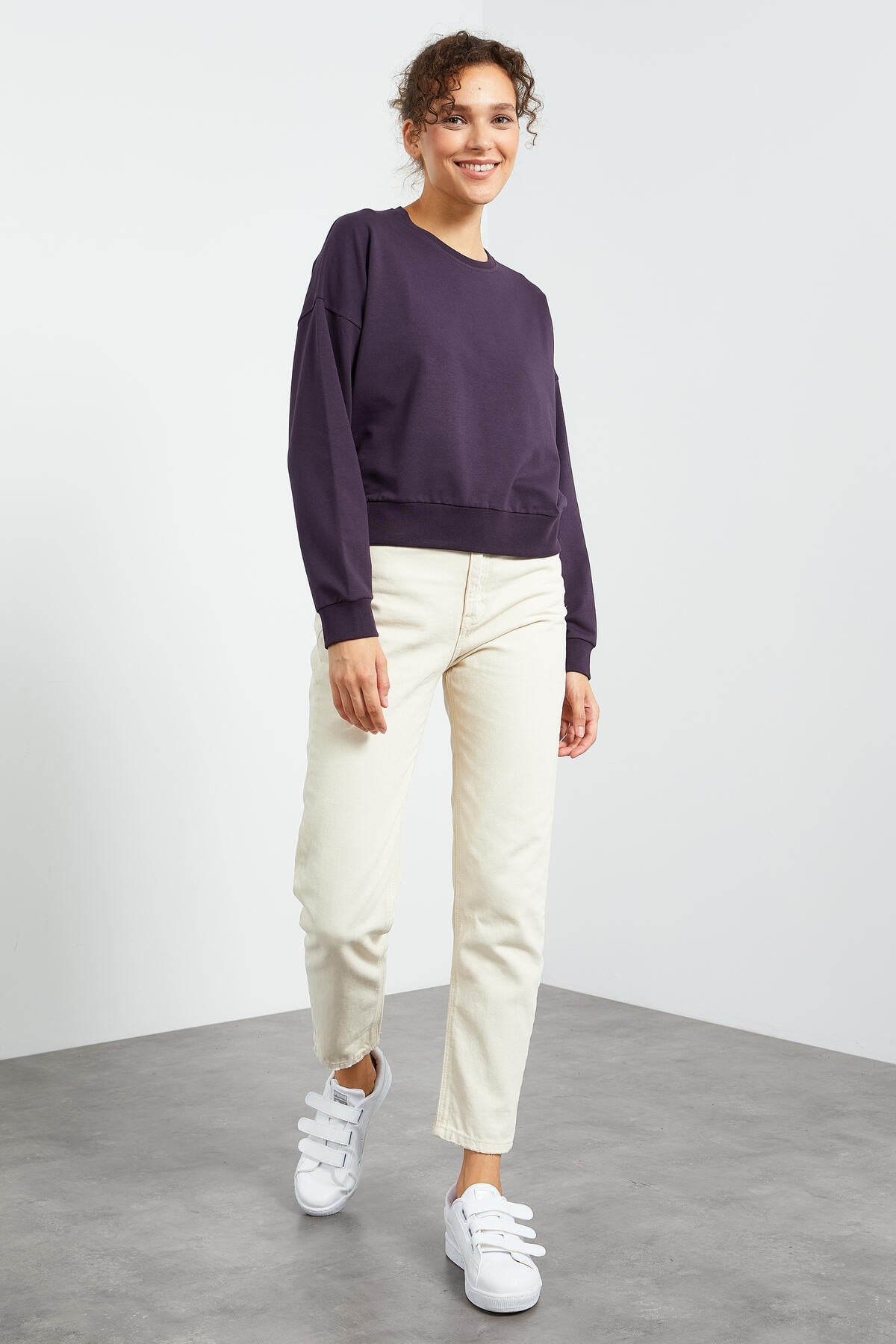 Basic Comfort Fit Round Neck Women's Sweatshirt - 97114