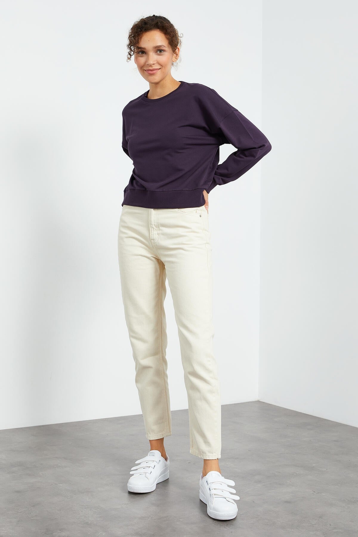 Basic Comfort Fit Round Neck Women's Sweatshirt - 97114