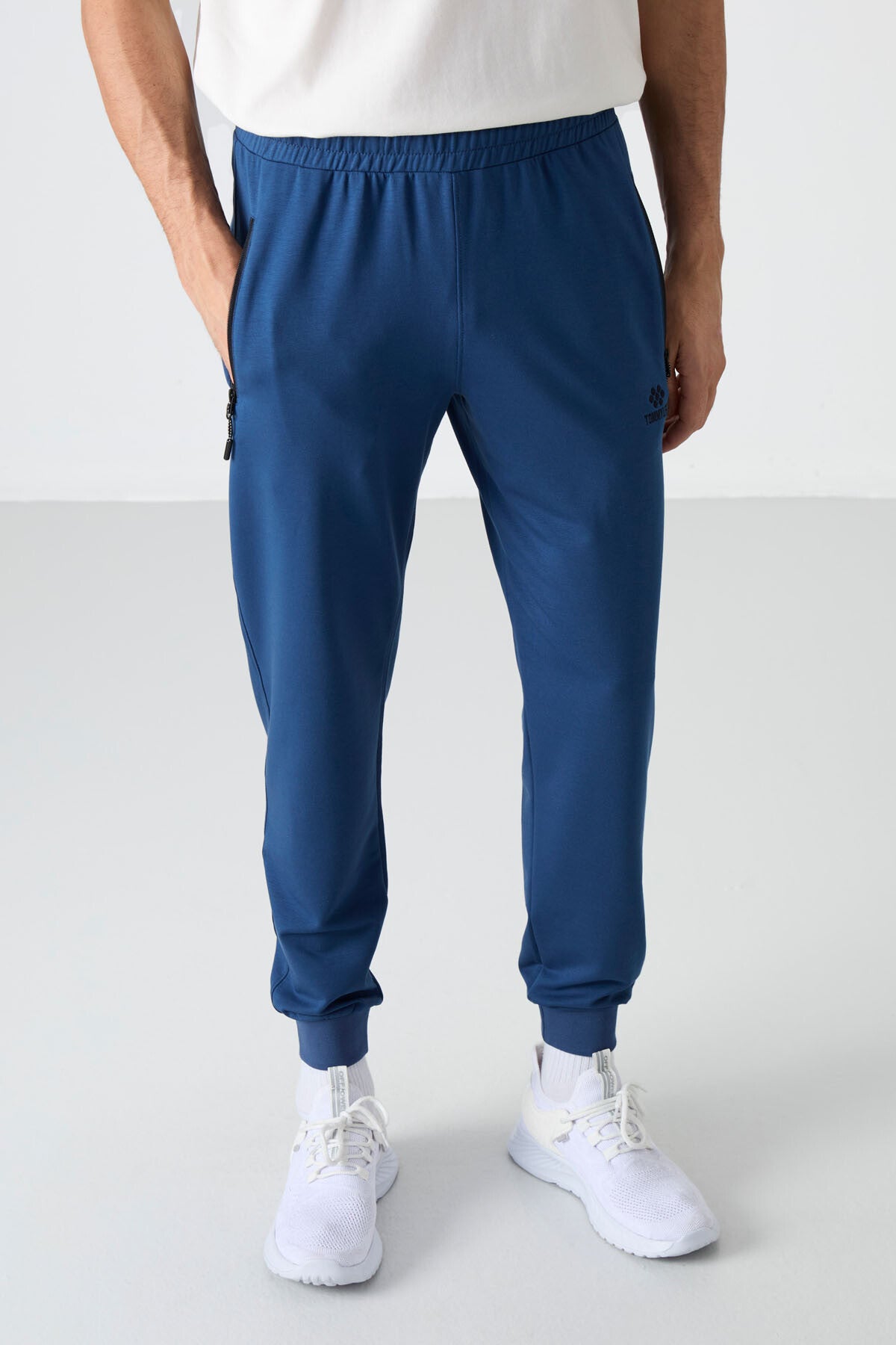 Parliament Zippered Standard Fit Jogger Men's Tracksuit Bottom - 84587