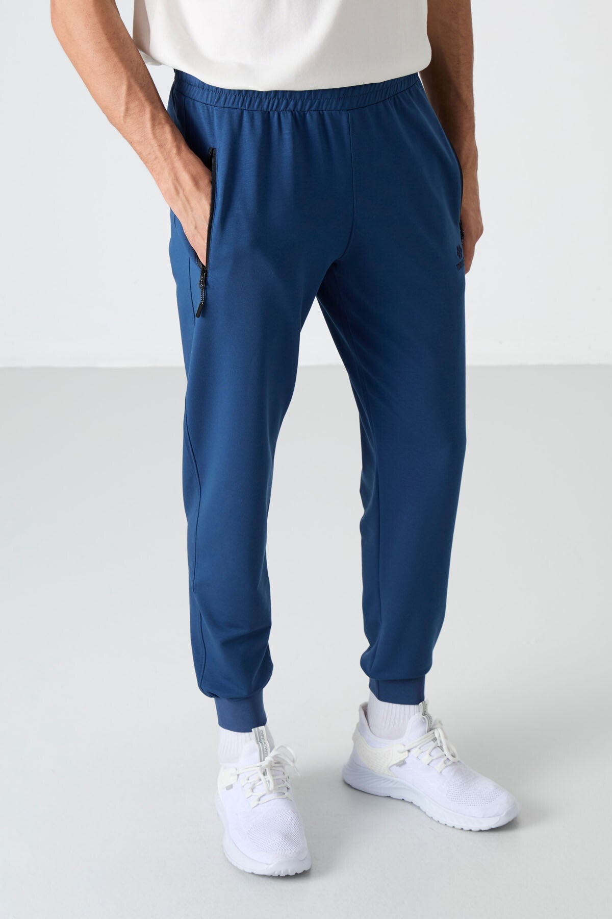 Parliament Zippered Standard Fit Jogger Men's Tracksuit Bottom - 84587