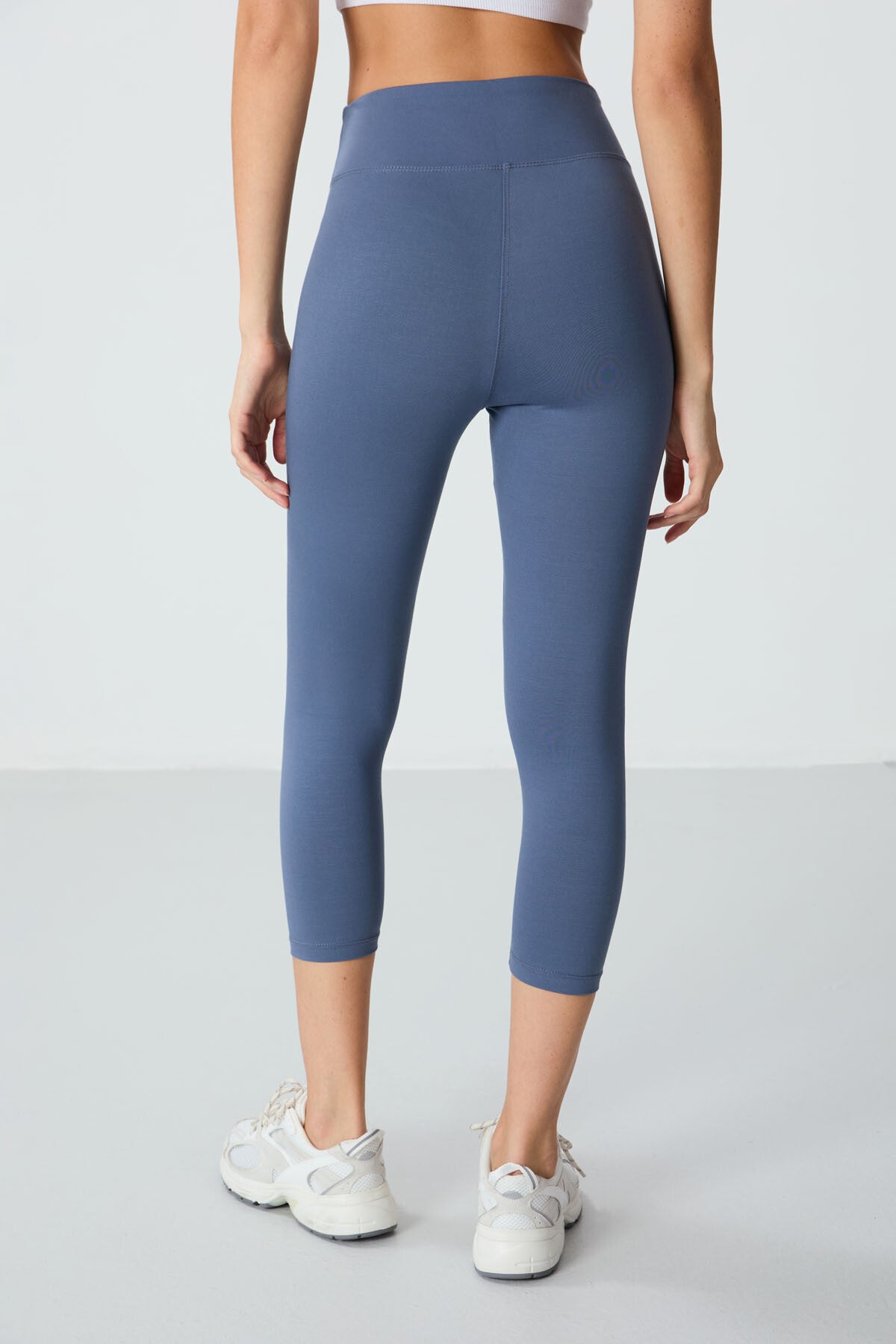 High Waist Slim Fit Narrow Leg Women's Capri Tights - 93097