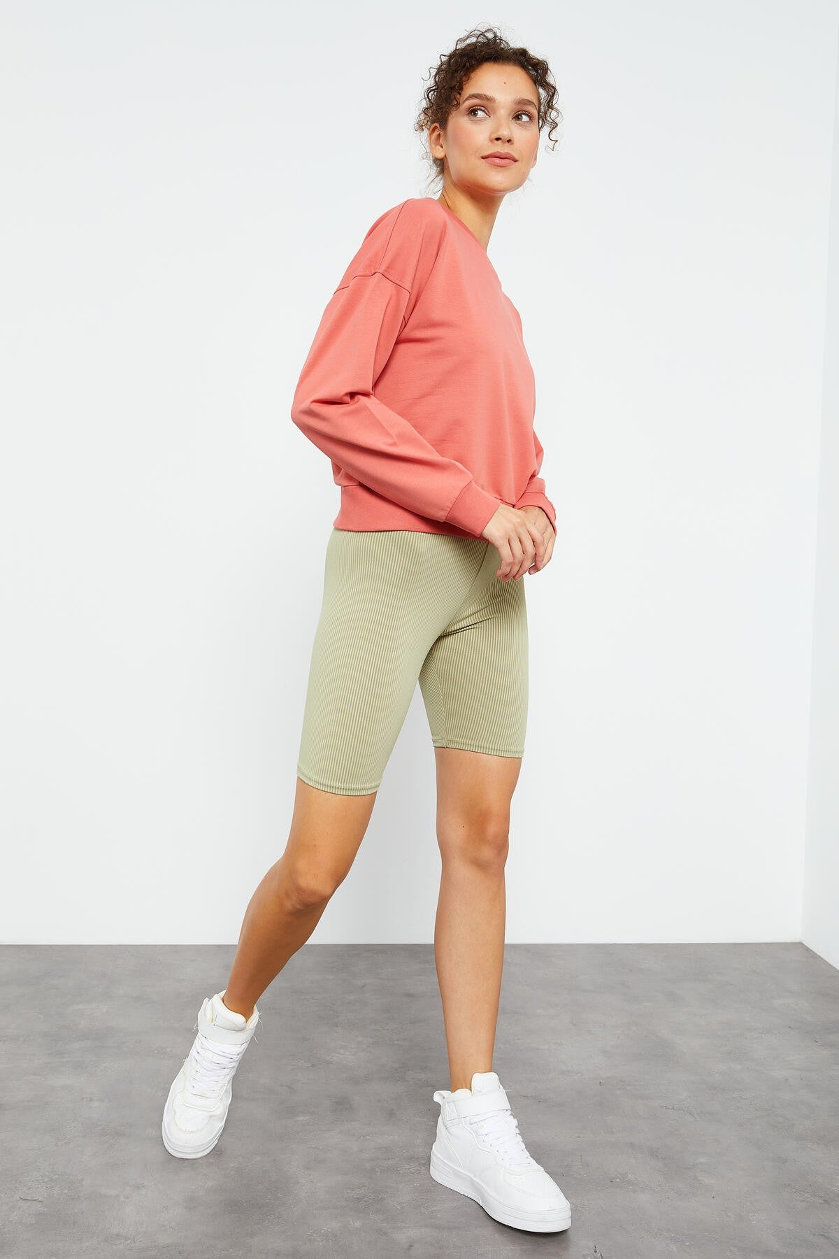 Basic Comfort Fit Round Neck Women's Sweatshirt - 97114