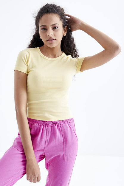 Yellow Basic Short Sleeve O Neck Women's T-Shirt - 97202