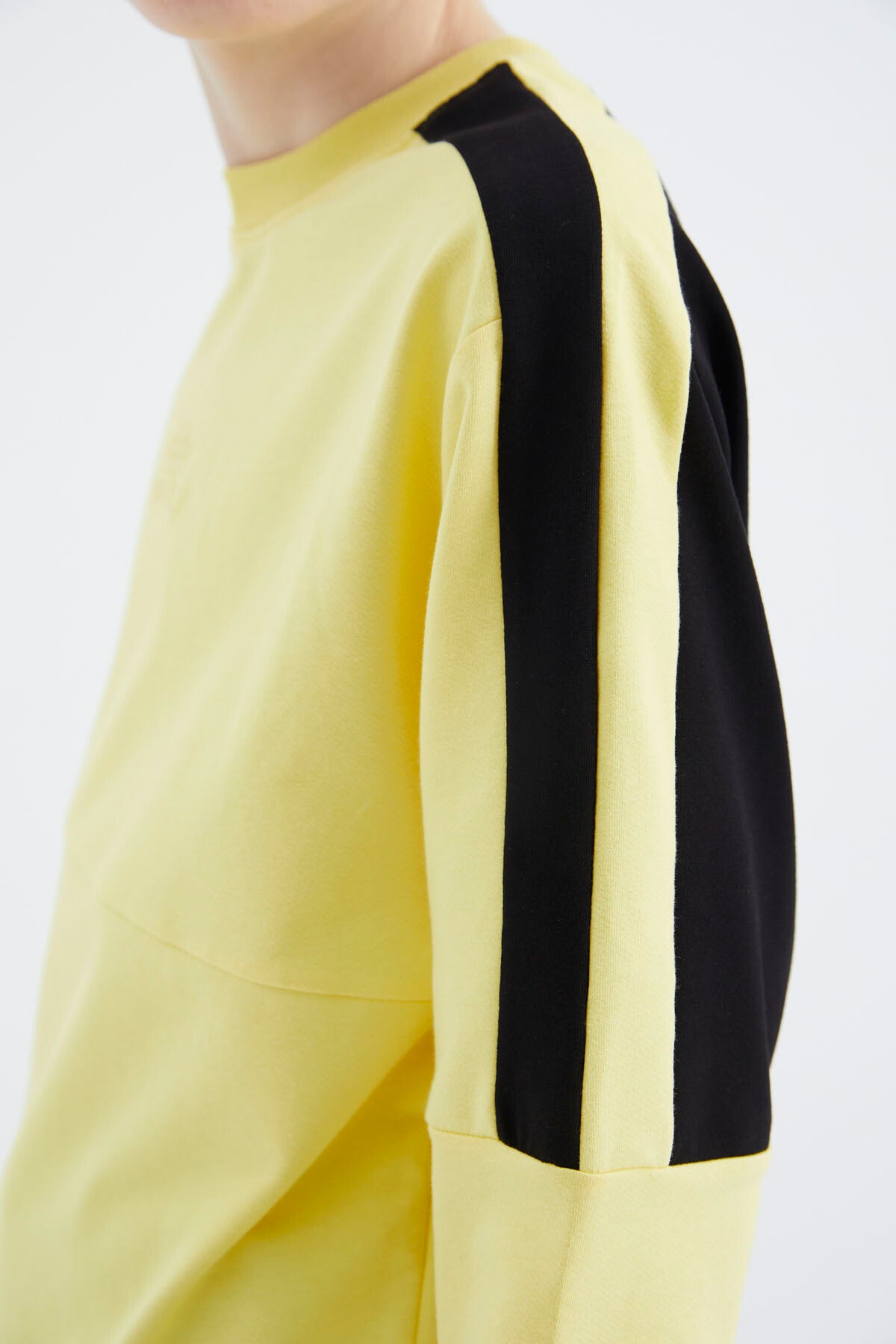 Yellow Basic O Neckline Boys' Sweatshirt - 11182