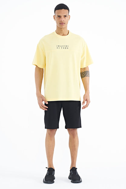 Yellow Letter Embroidered Oversize O Collar Men's T-Shirt - 88178